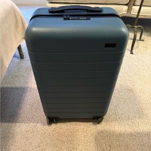 AWAY CARRY-ON LARGE FLEX BAG/Pristine Condition